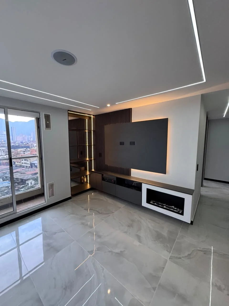 Sala con luz de hogar y carpintería, el mismo lenguaje que usamos al actualizar una casa